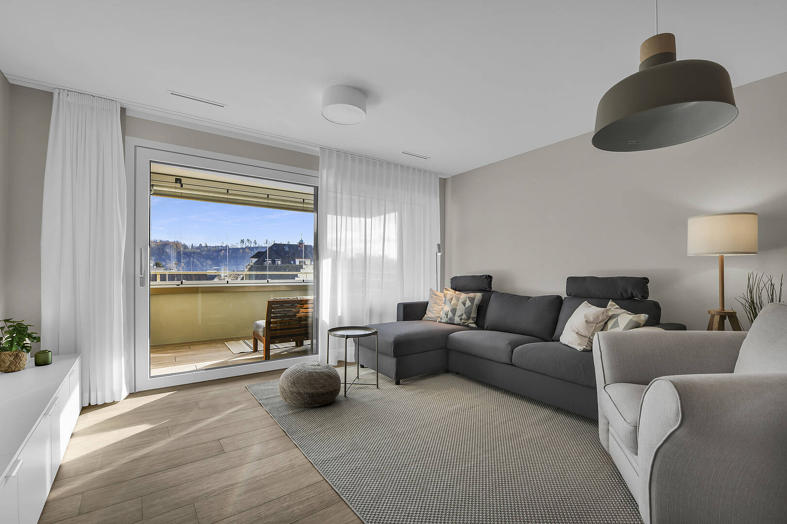Helles Wohnzimmer mit Balkonblick