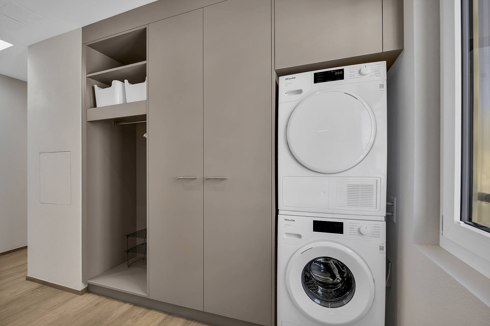 Hauswirtschaftsraum mit Einbauschrank und Waschtrockner
