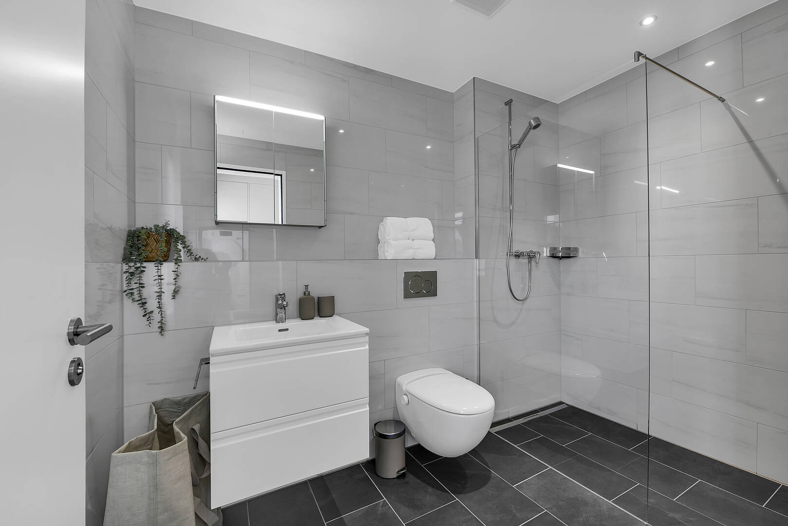 Modernes Badezimmer mit begehbarer Dusche