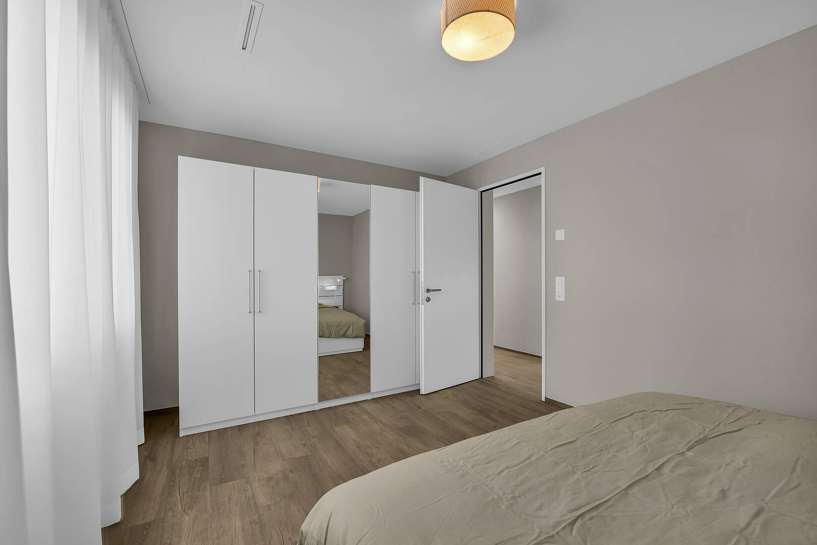 Modernes Schlafzimmer mit Kleiderschrank