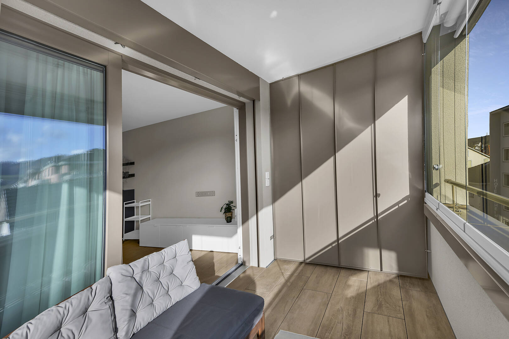Verglaster Balkon mit Sitzgelegenheit