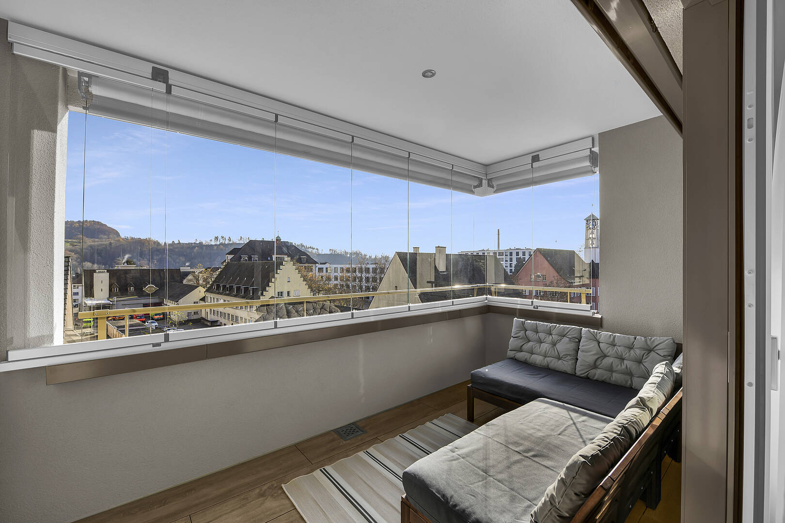 Verglaster Balkon mit Sitzgruppe