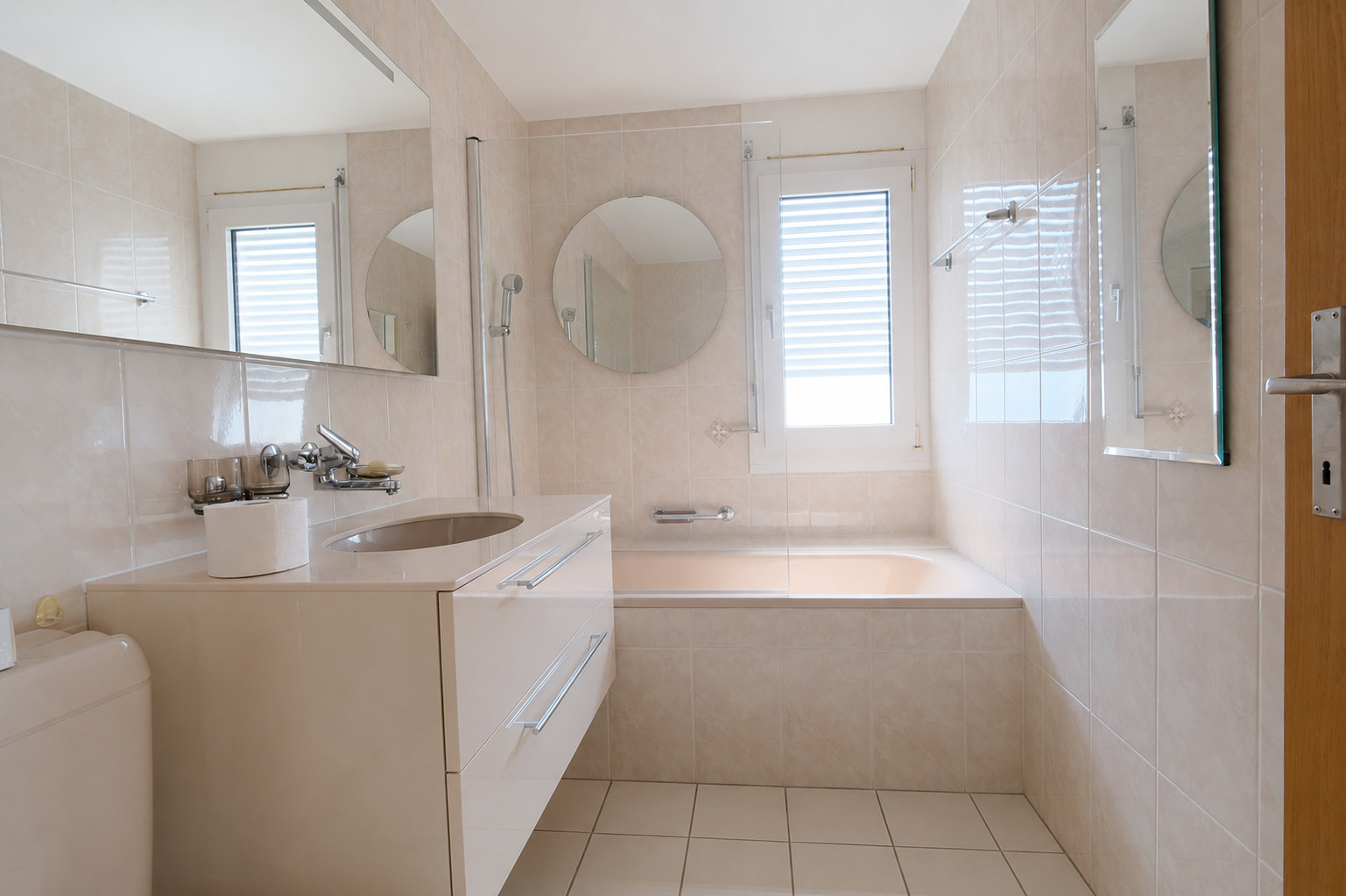 Helles Badezimmer mit Badewanne und Doppelwaschtisch