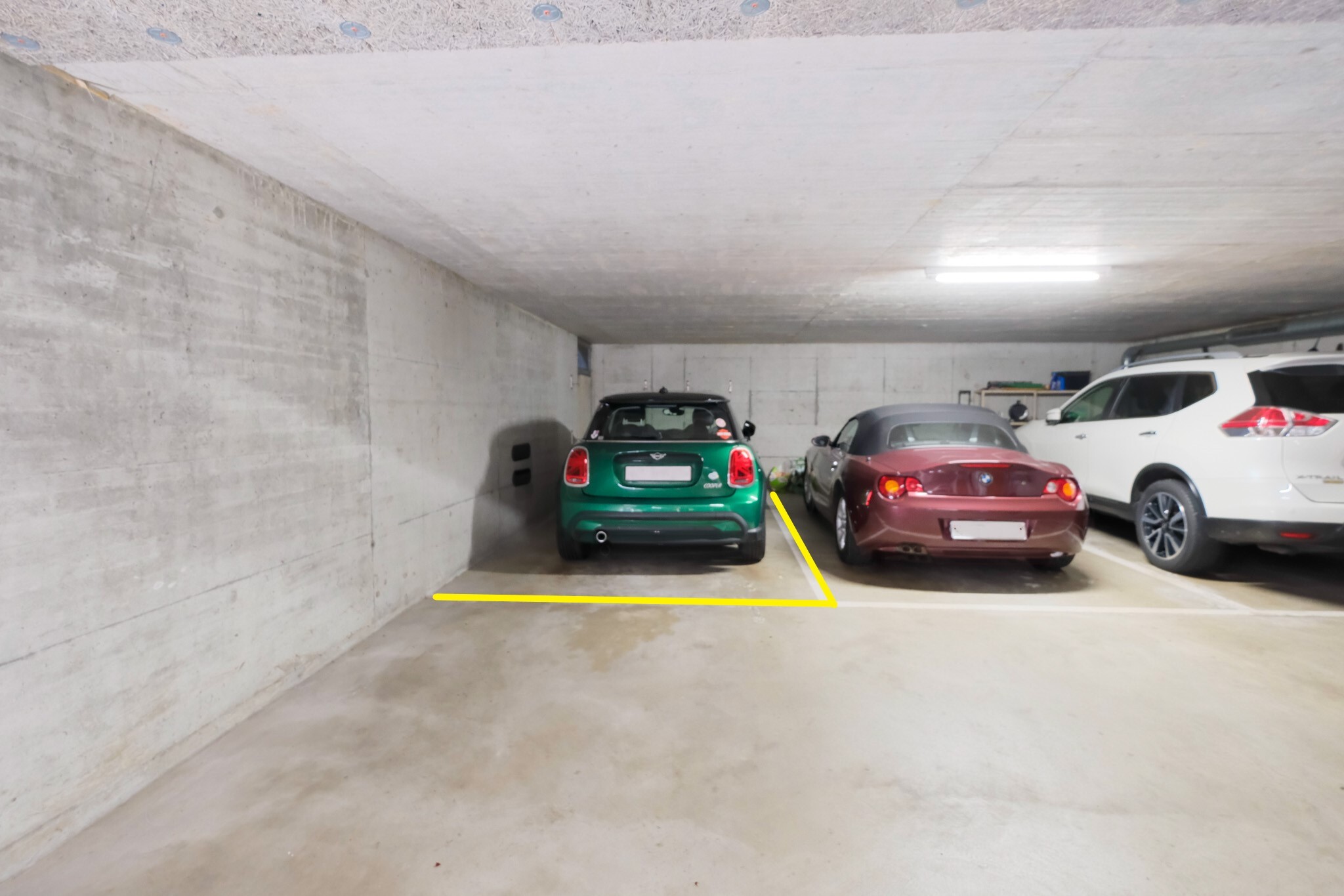 Tiefgarage mit mehreren Stellplätzen