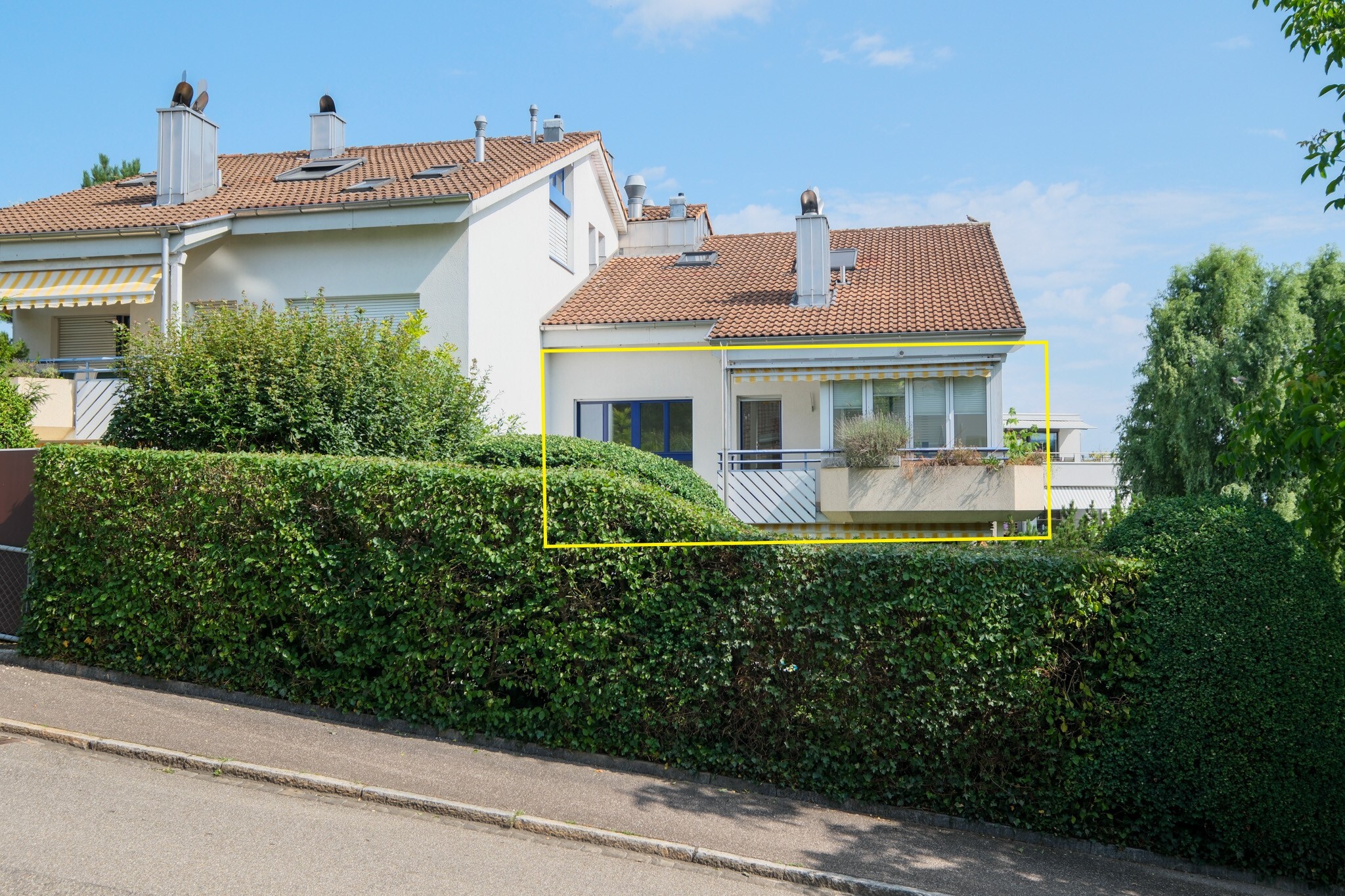 Wohnhaus mit Balkon und Garten