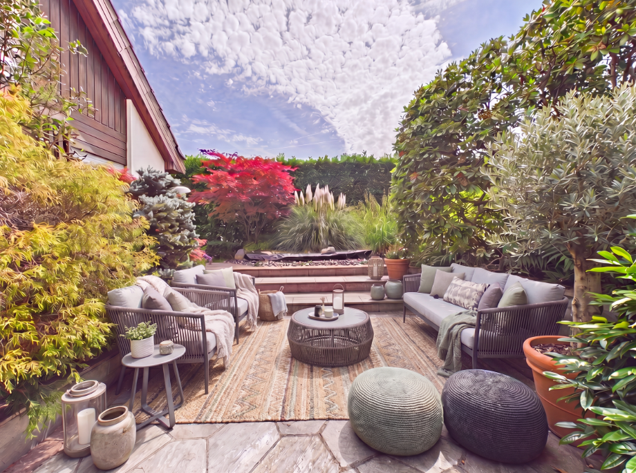 Gepflegte Gartenlounge mit Sitzgruppe