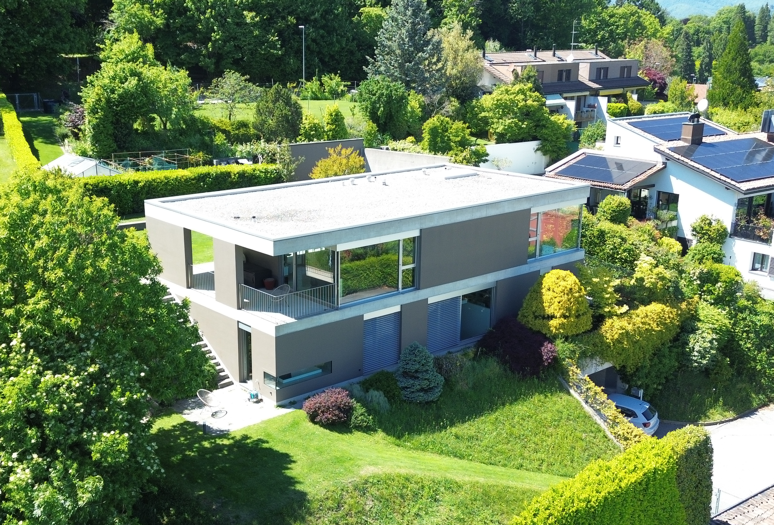 Elegante moderne Villa mit Garten und Panoramablick auf den See in Carona. – Lugano