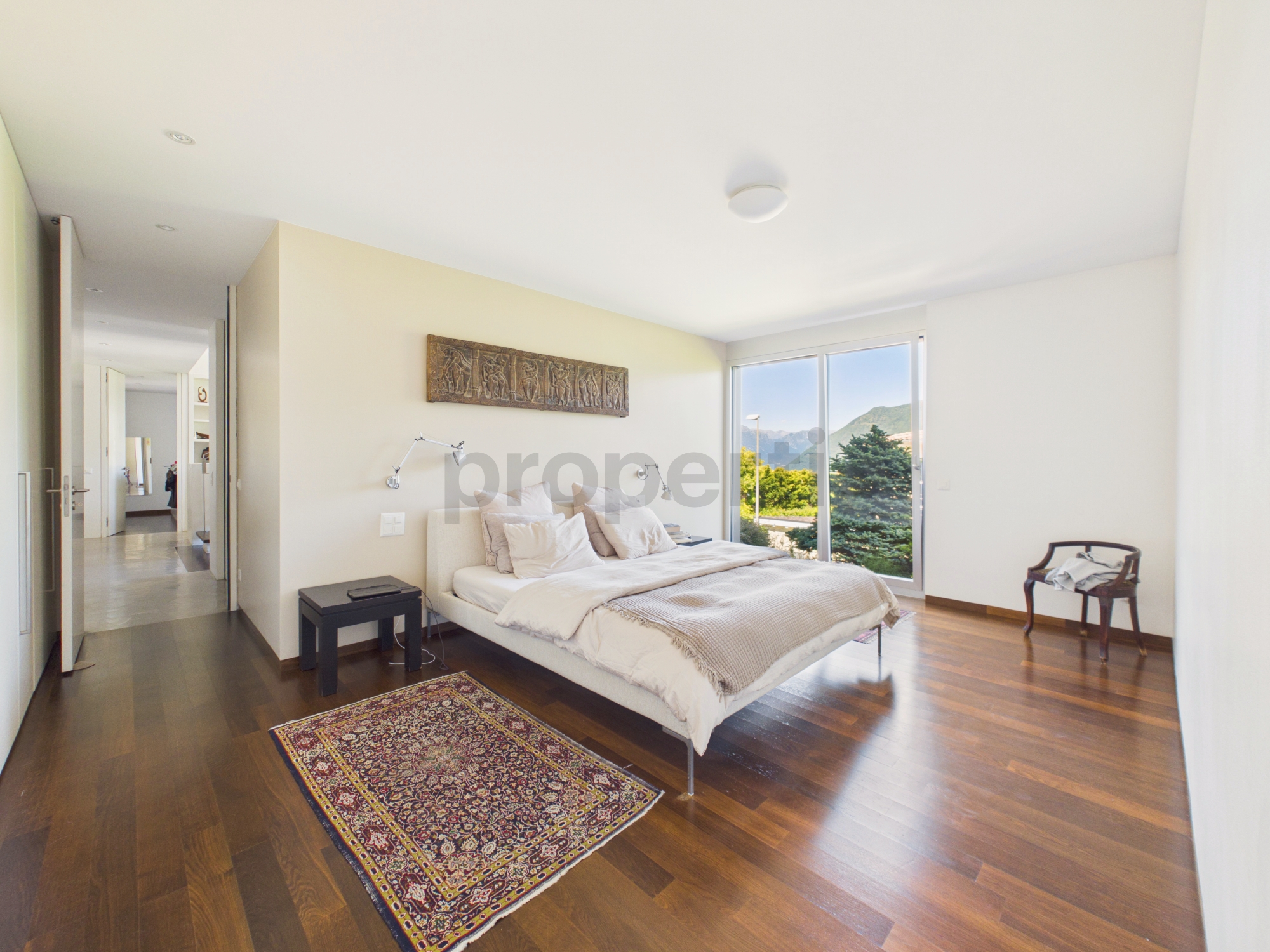 Helles Schlafzimmer mit Bergblick