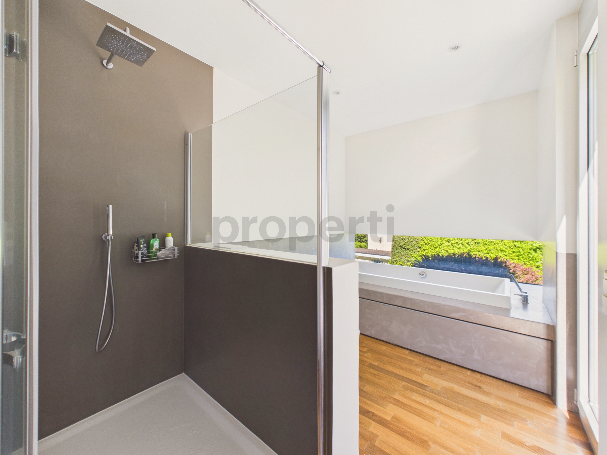 Moderne Badezimmer mit Dusche und Badewanne