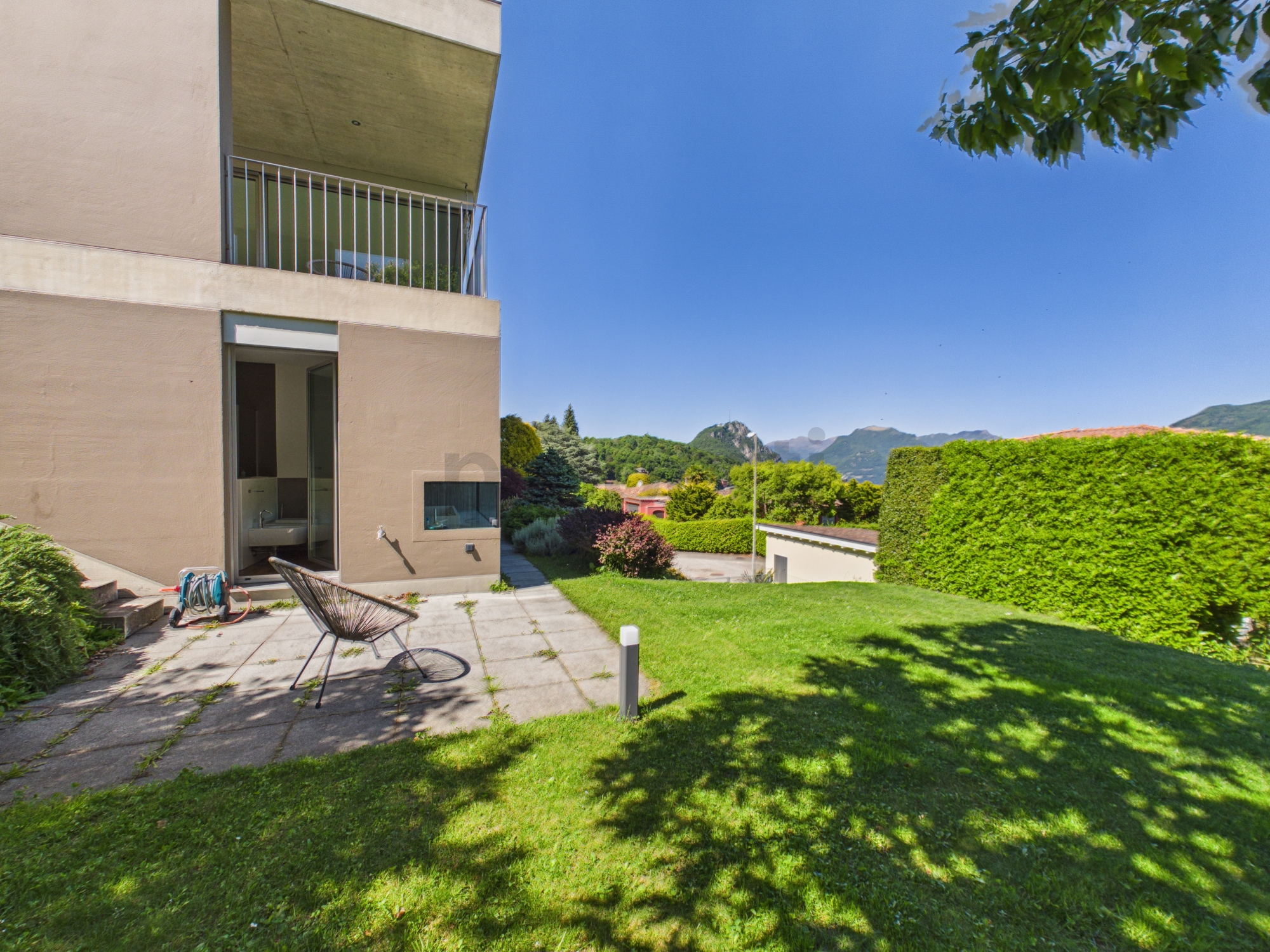Garten mit Terrasse und Bergblick