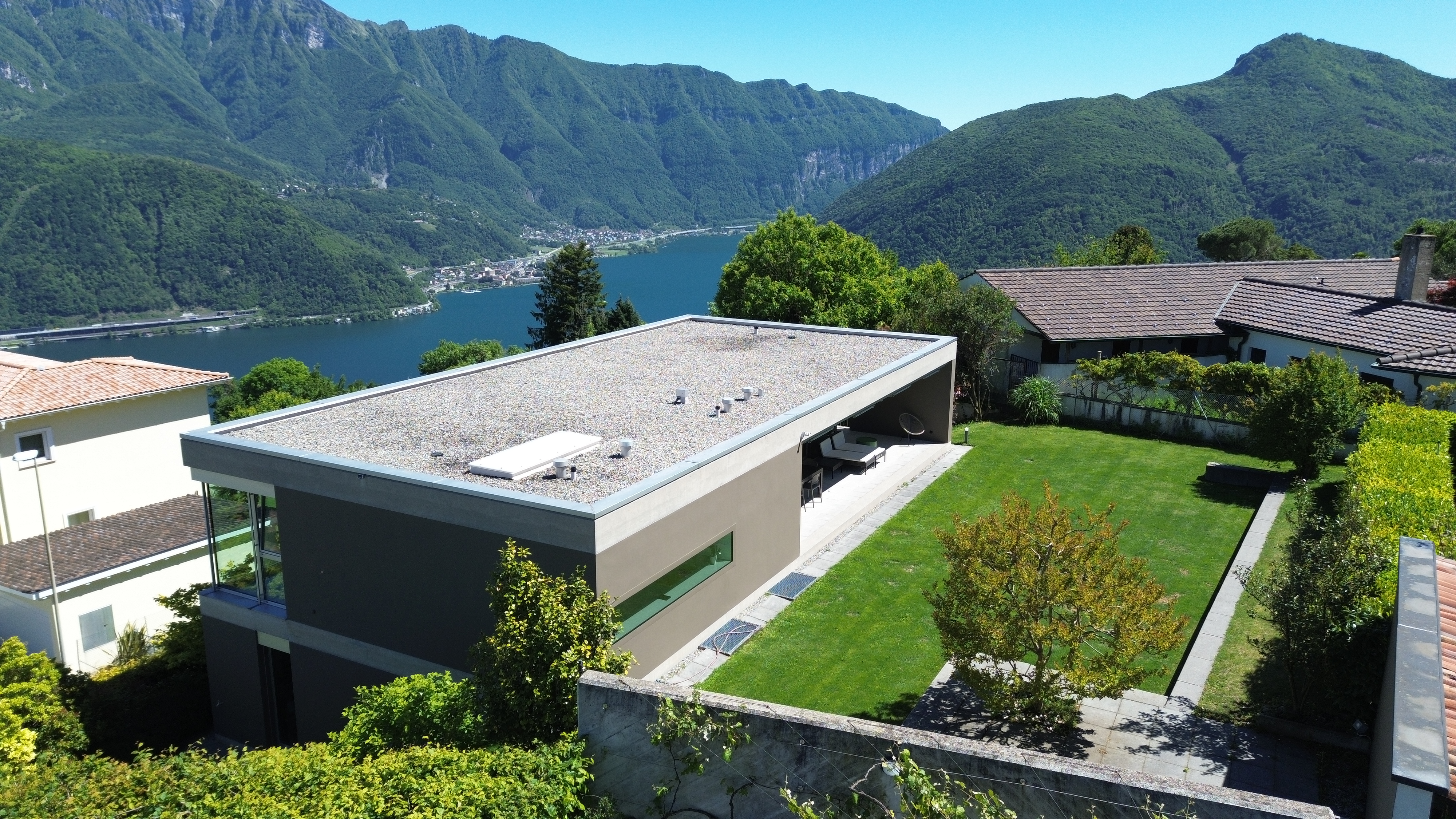 Moderne Villa mit Seeblick und Garten
