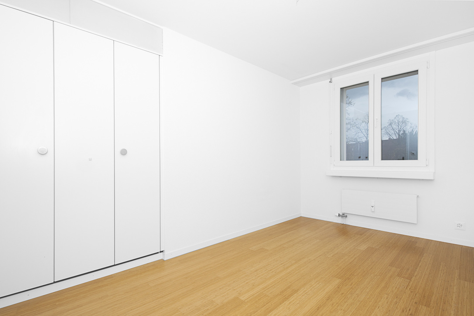 Helles, leeres Zimmer mit Einbauschrank