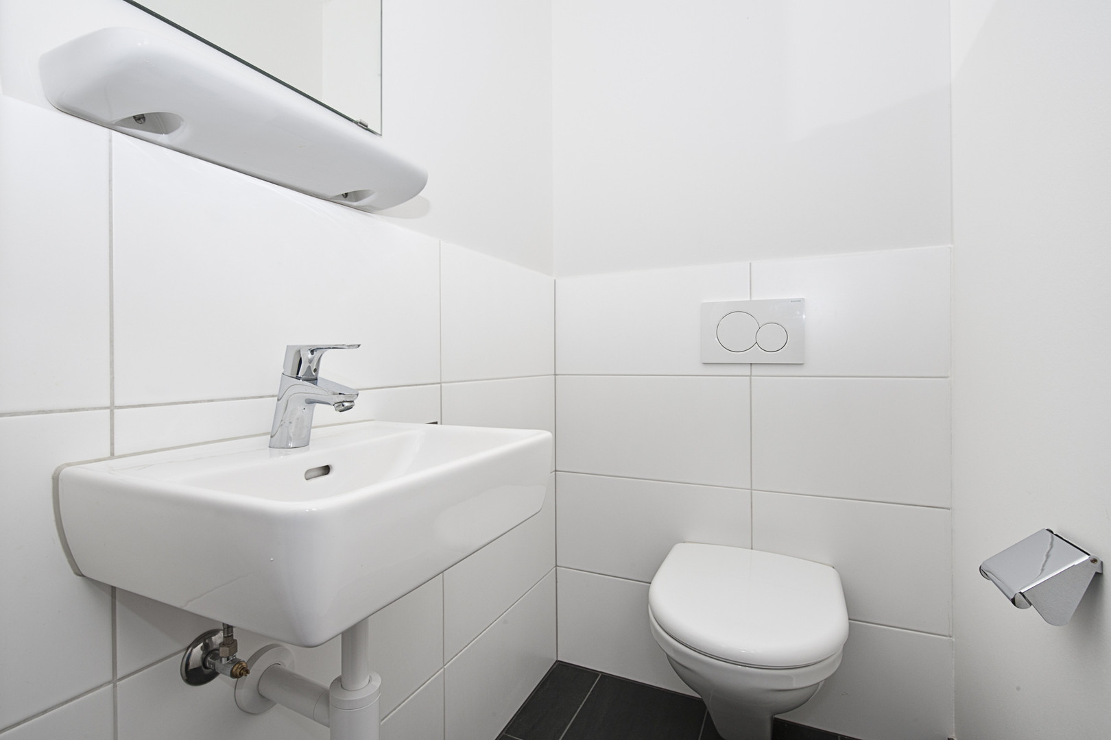 Kleines Gäste-WC mit Wand-WC