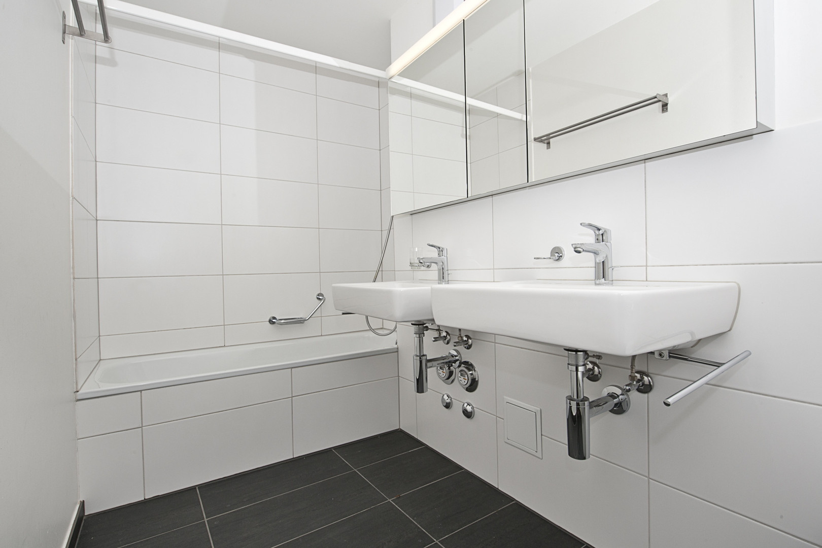 Modernes Badezimmer mit Doppelwaschbecken und Badewanne