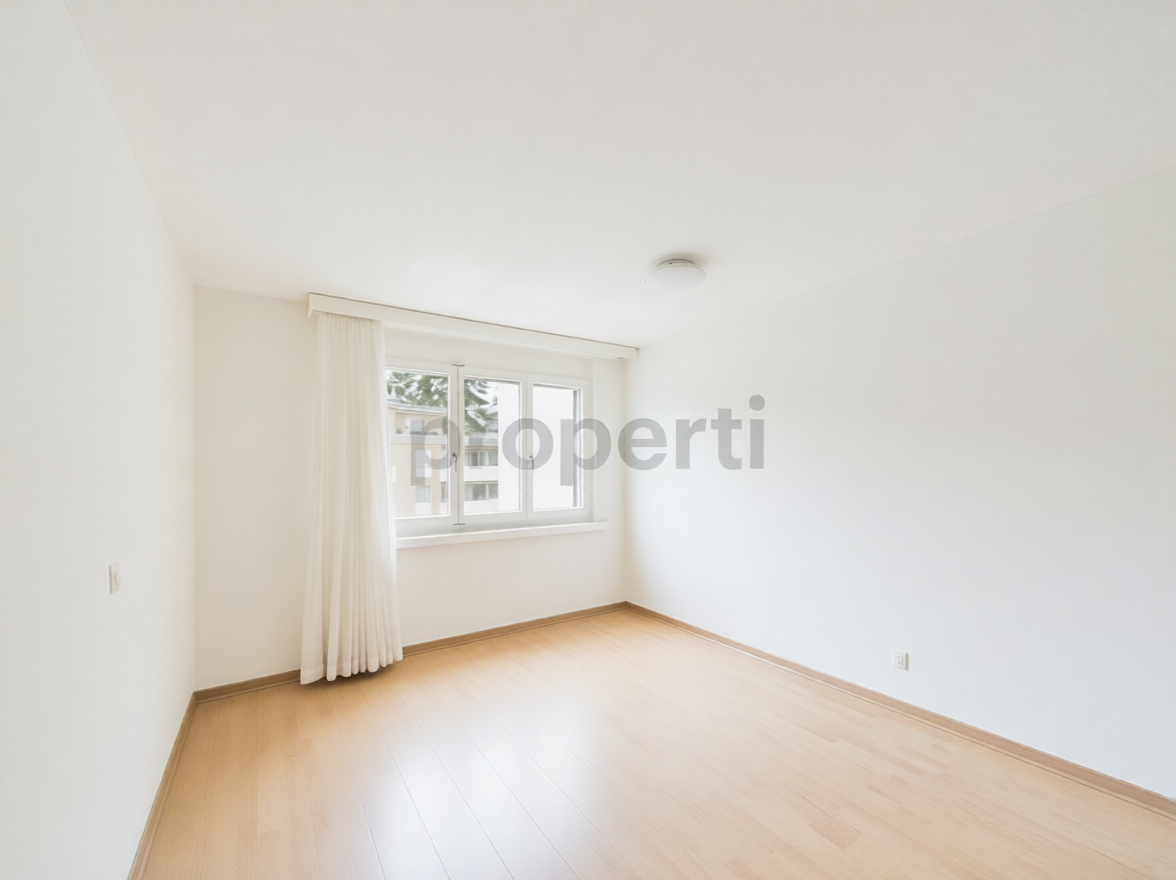 Heller leerer Raum mit Fenster