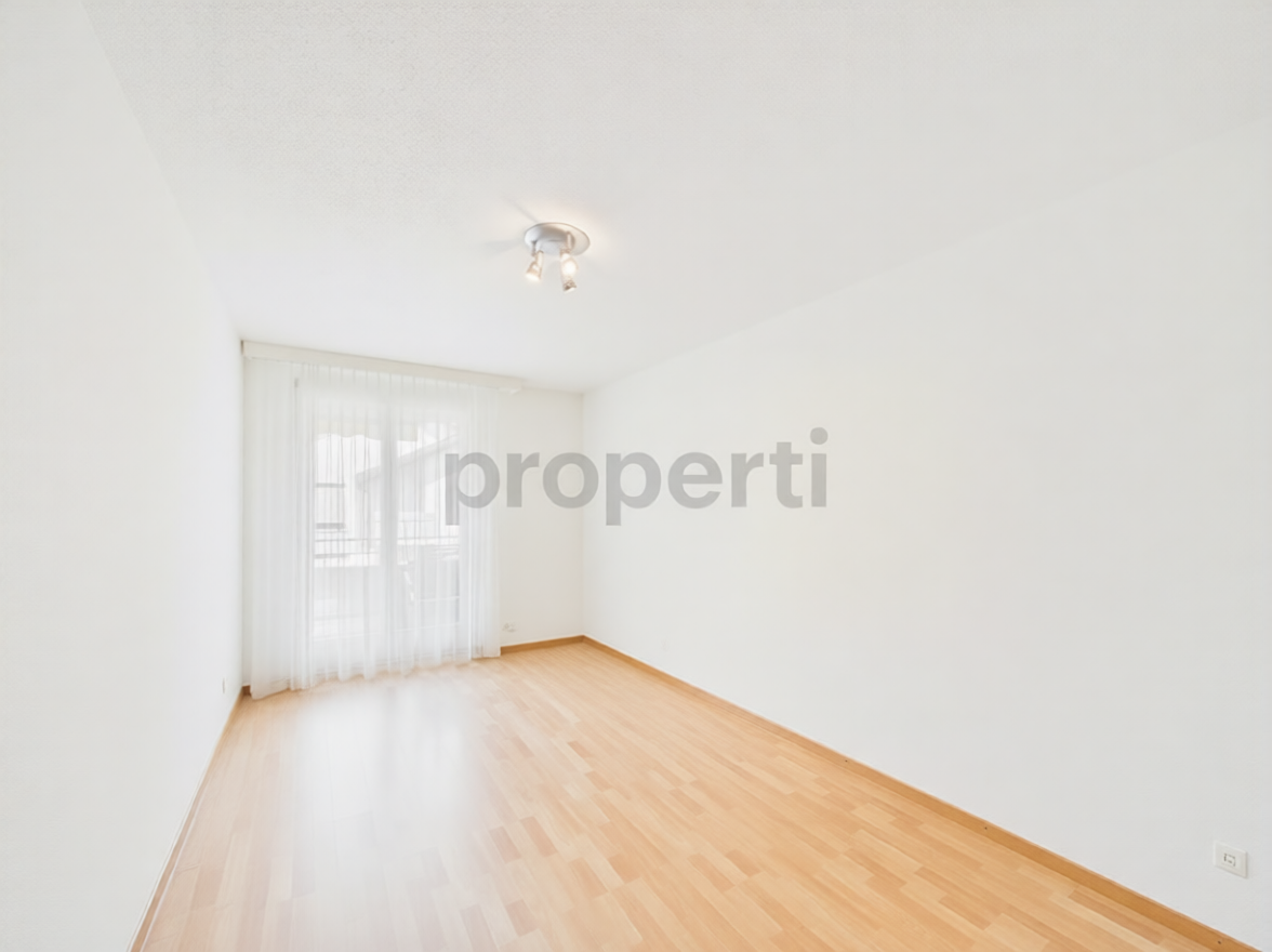 Heller leerer Raum mit Balkonfenster