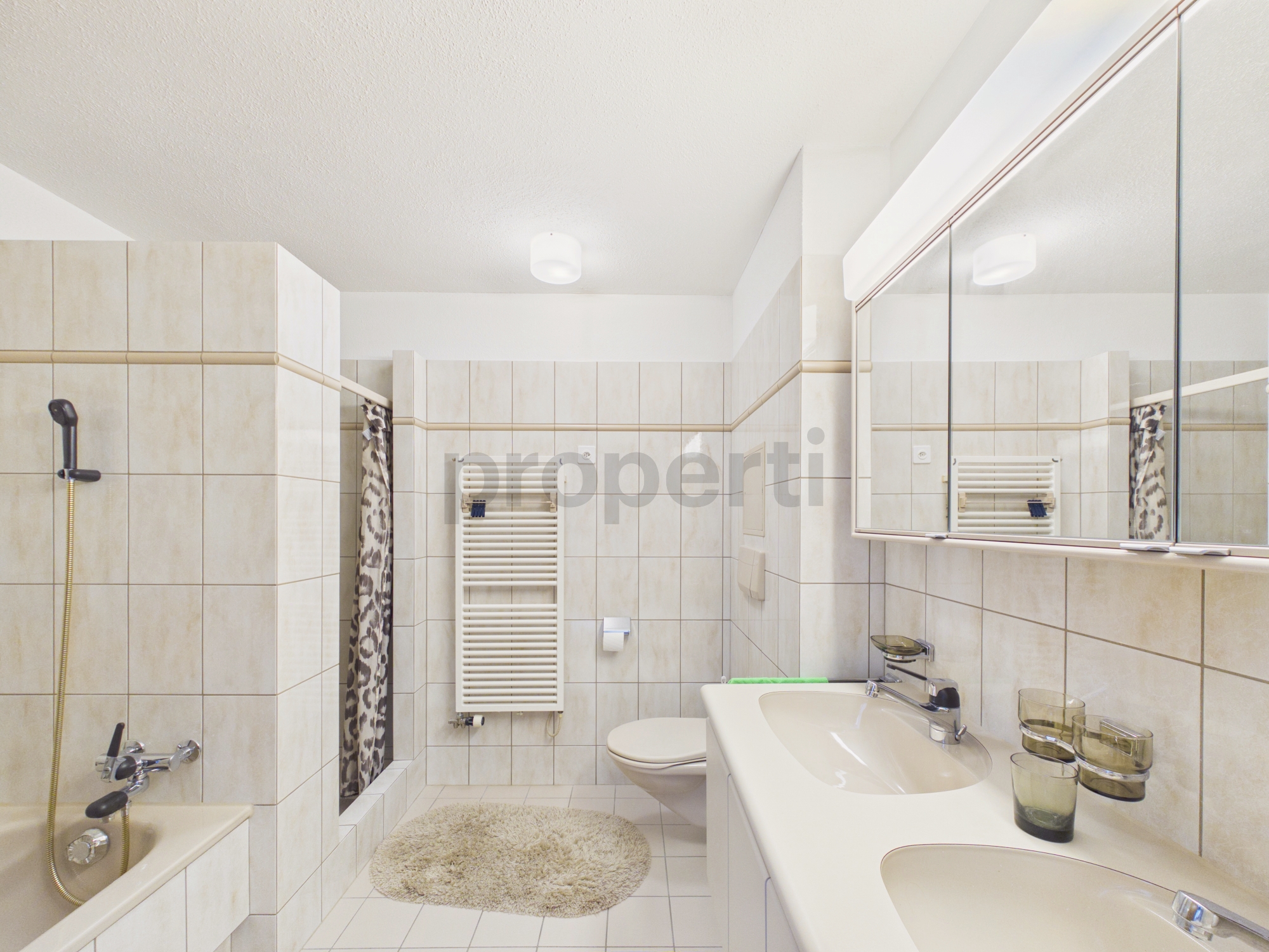 Helles Badezimmer mit Wanne, Waschbecken und WC