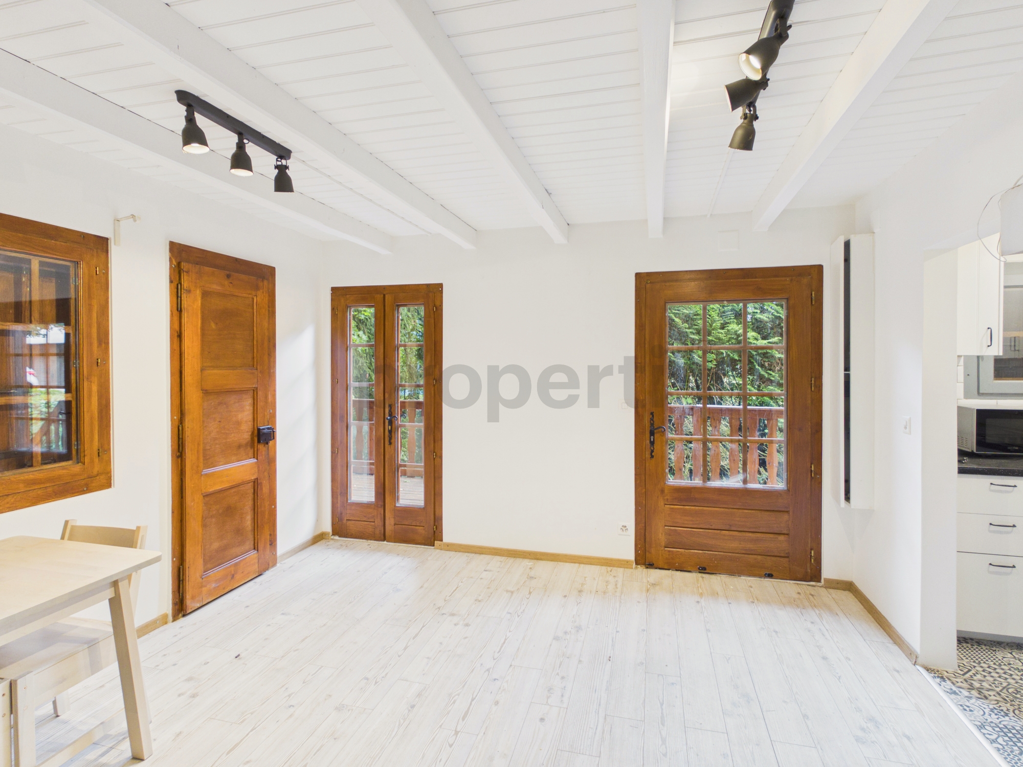 Heller Wohnraum mit Holz-Elementen