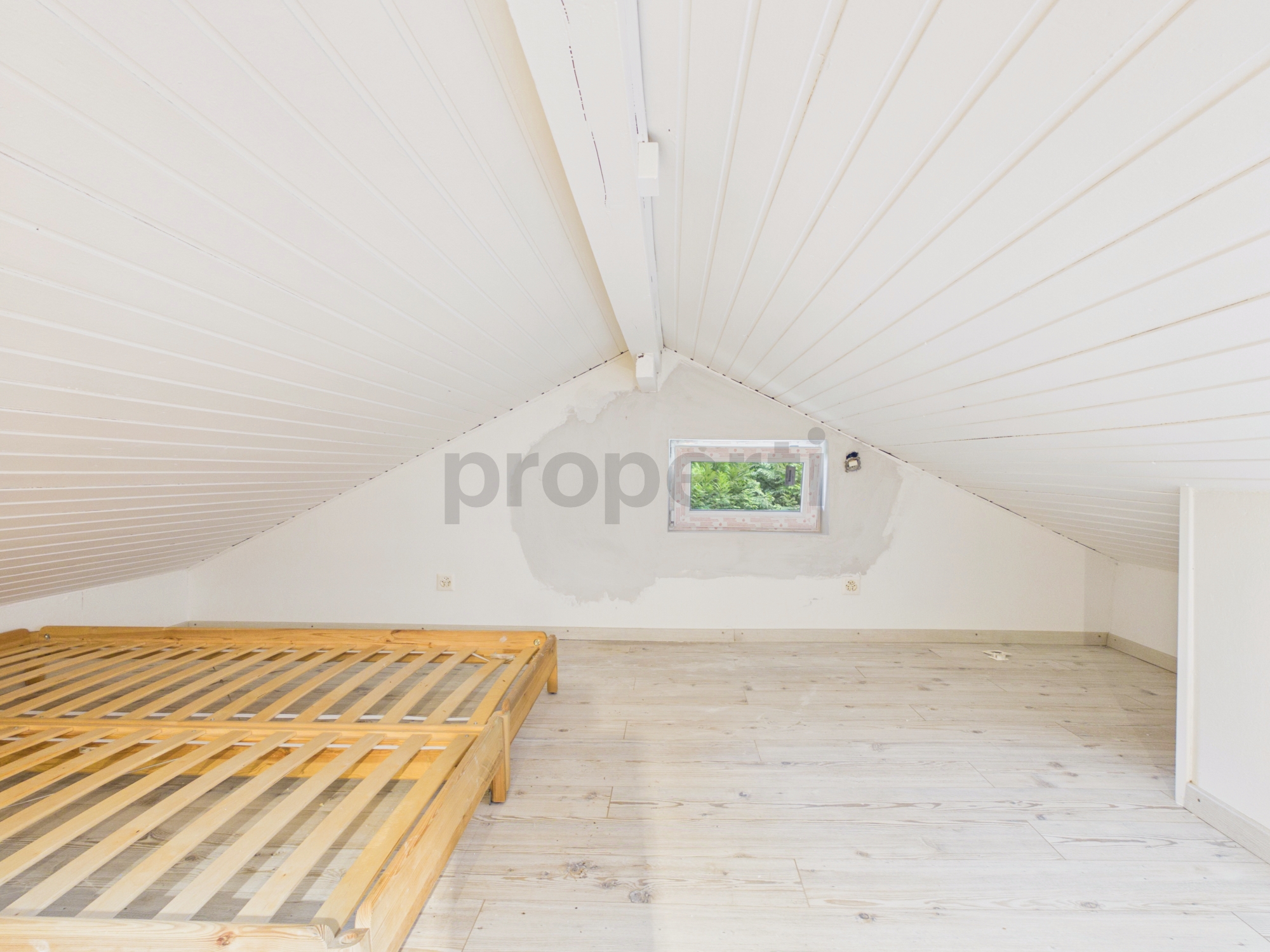 Ausgebauter Dachraum mit Bettgestell