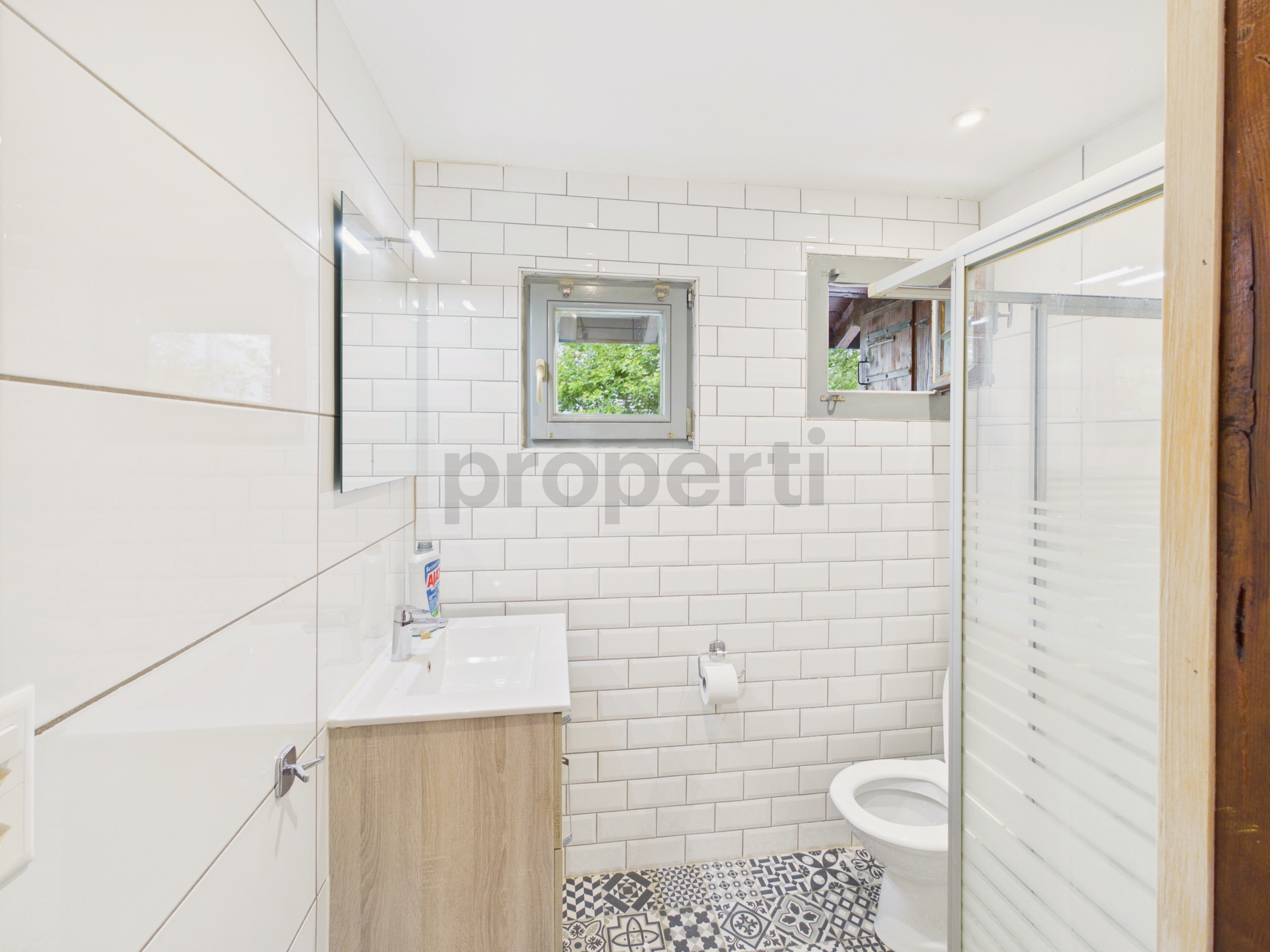Modernes kleines Badezimmer mit WC