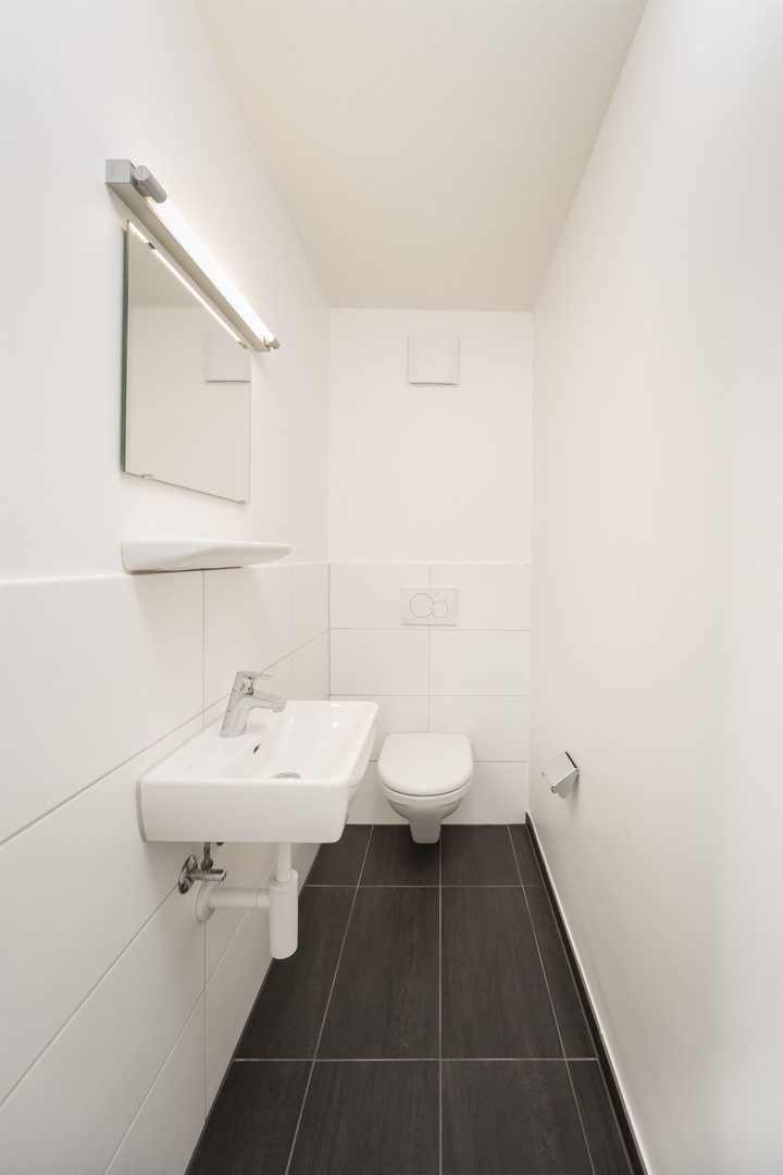 Gäste-WC mit Wand-WC und Handwaschbecken