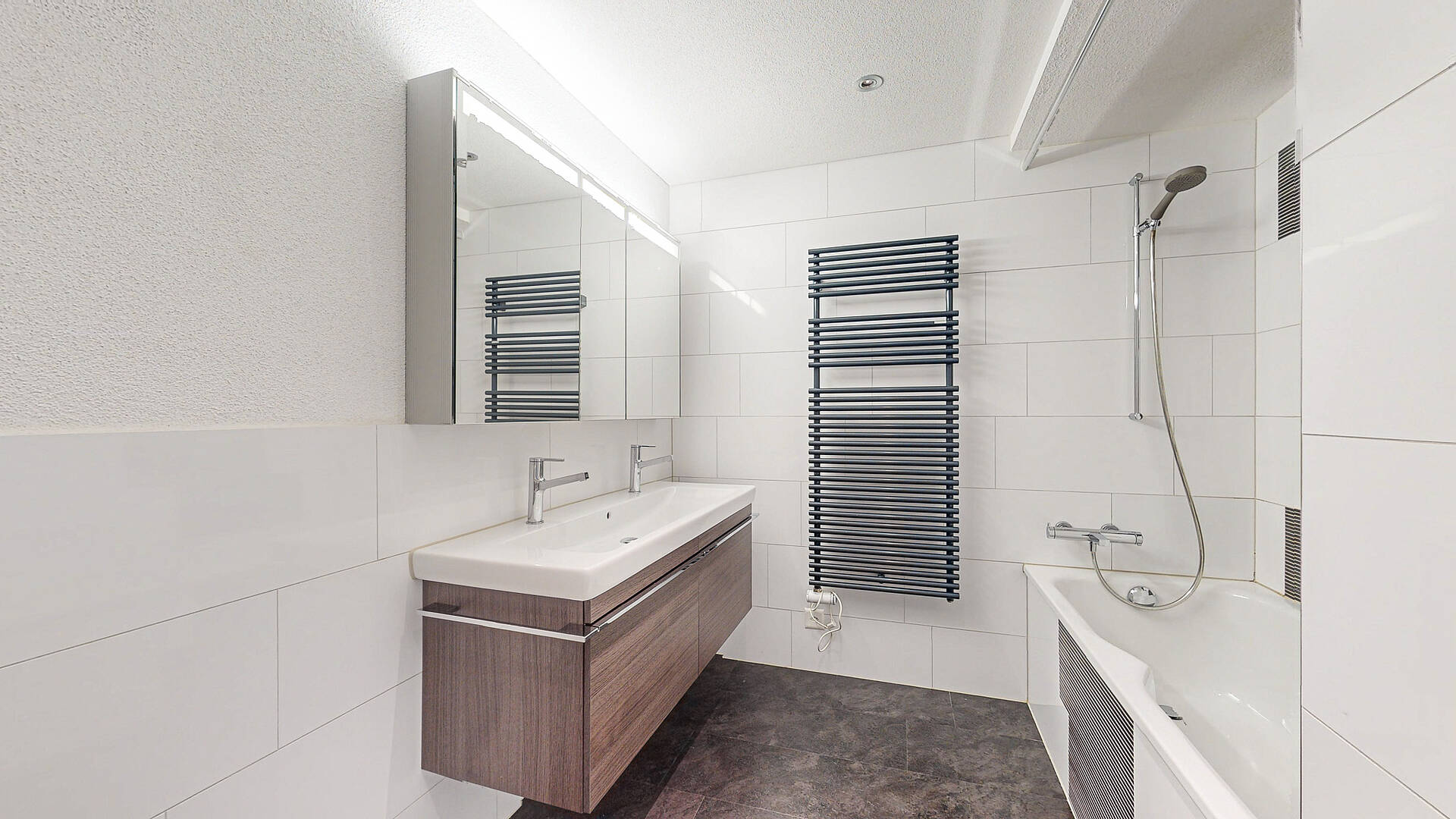 Modernes Badezimmer mit Wanne und Waschtisch