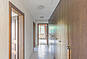Heller Flur mit Glasfront im Hintergrund