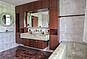 Badezimmer mit Wanne und Doppelwaschtisch