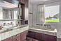 Helles Badezimmer mit Doppelwaschbecken und Badewanne
