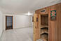 Heller Flur mit Holzregal und Treppe