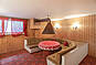 Gemütliches Wohnzimmer mit warmem Holzinterieur