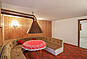 Wohnzimmer mit holzvertäfelter Decke und Teppichboden