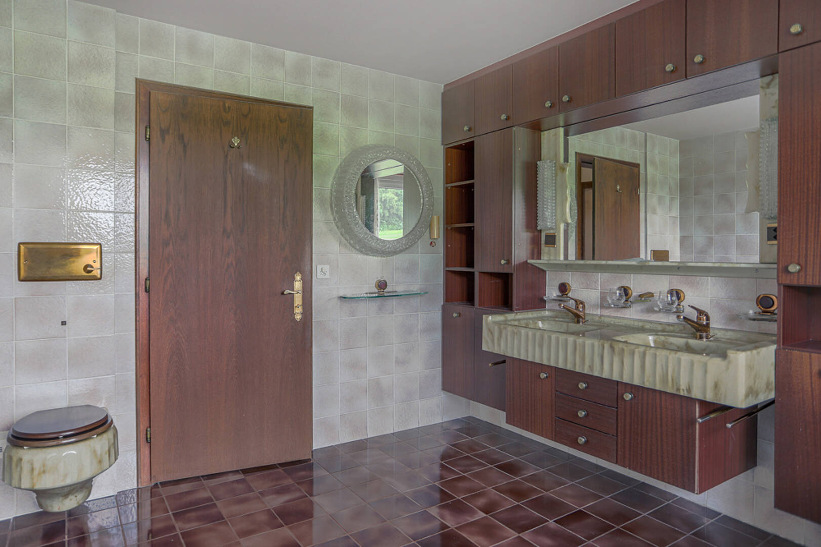 Retro-Badezimmer mit dunklem Holz und Wandwaschtisch