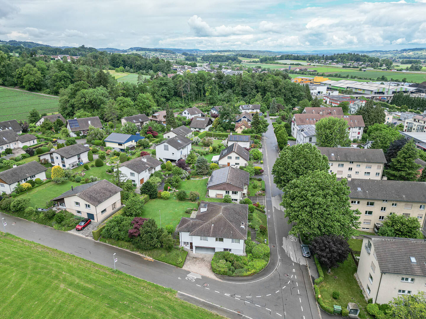 Luftaufnahme eines Wohngebiets im Grünen