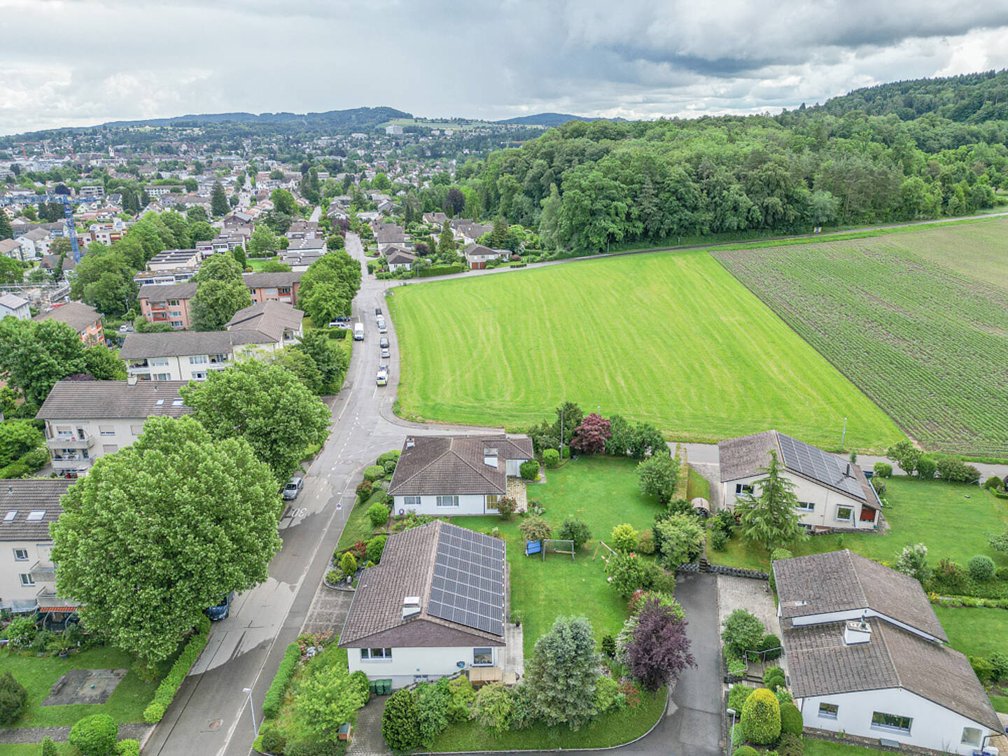 Luftaufnahme eines Wohngebiets am Stadtrand