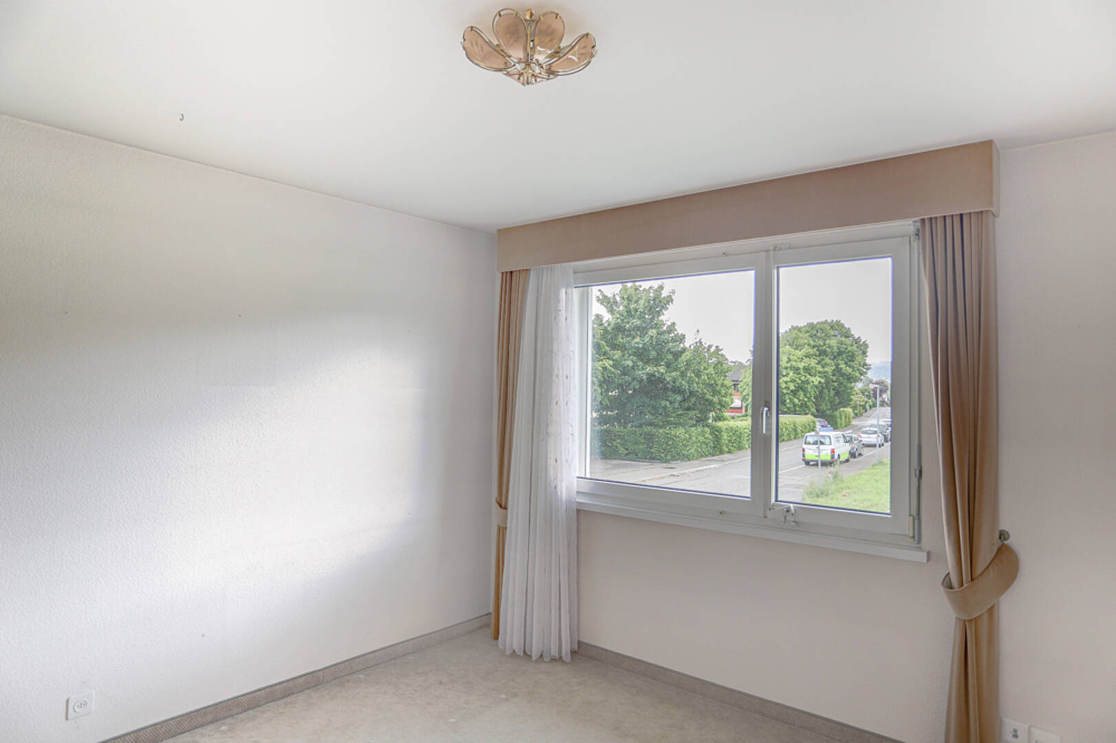 Helles, schlichtes Zimmer mit Fenster