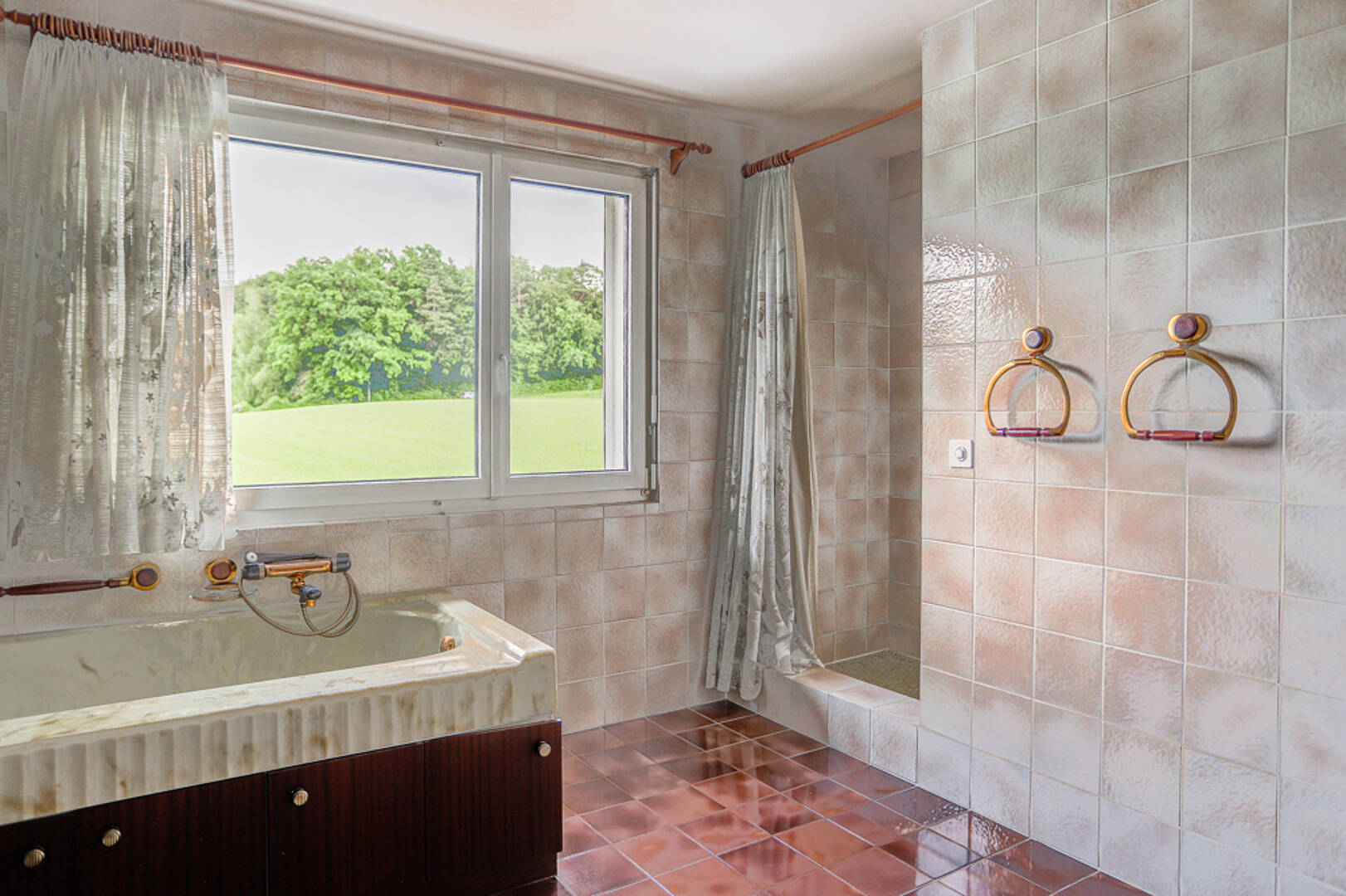 Badezimmer mit Wanne und Dusche