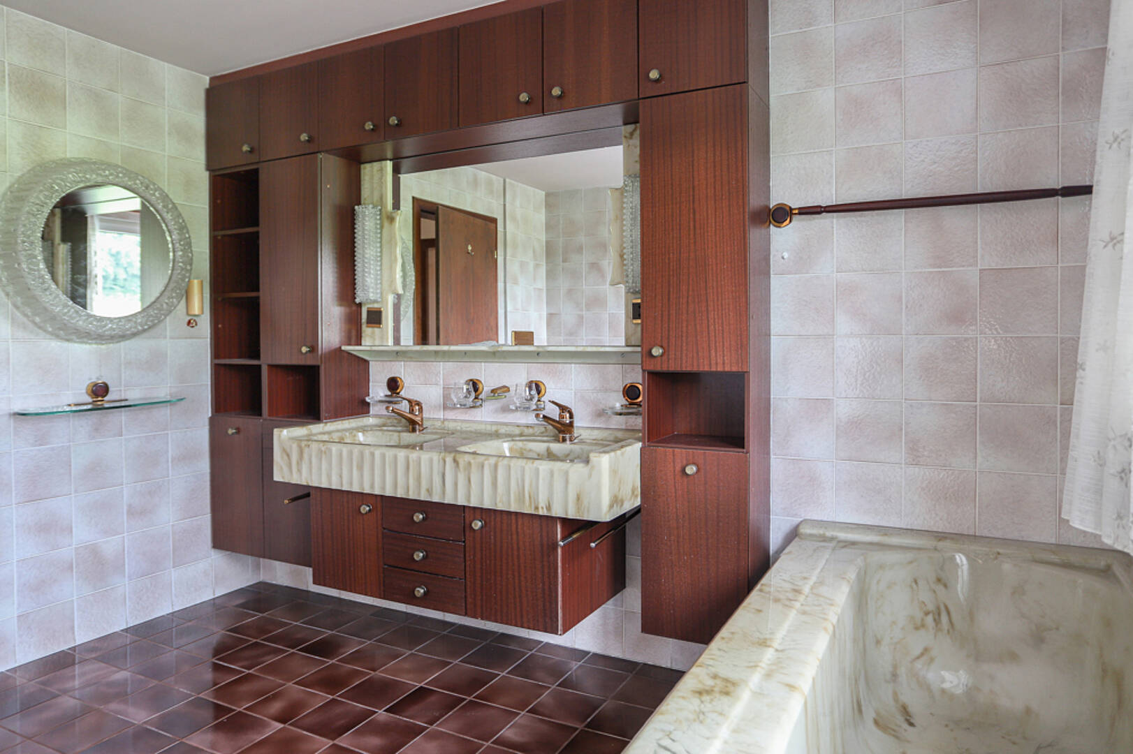 Retro-Badezimmer mit Doppelwaschtisch und Badewanne