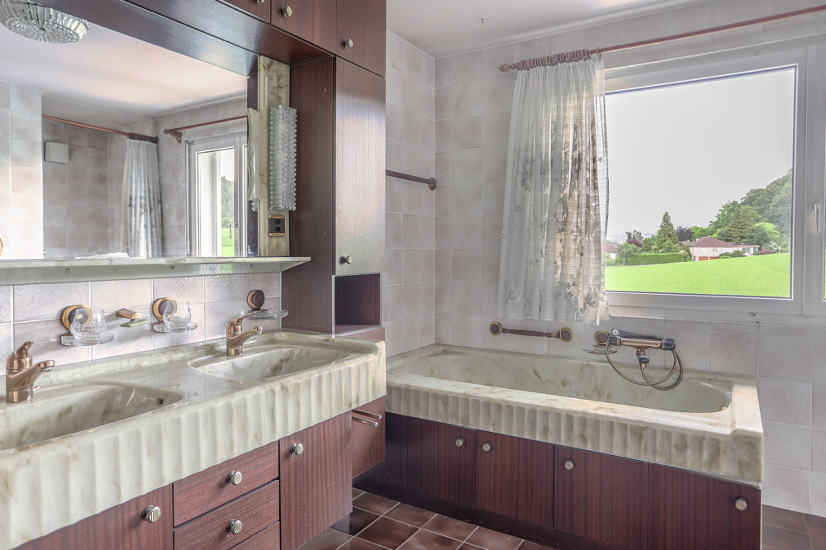 Badezimmer mit Doppelwaschbecken und Wanne