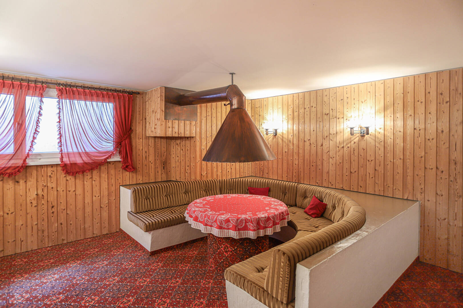 Gemütliche Sitznische mit Holzvertäfelung