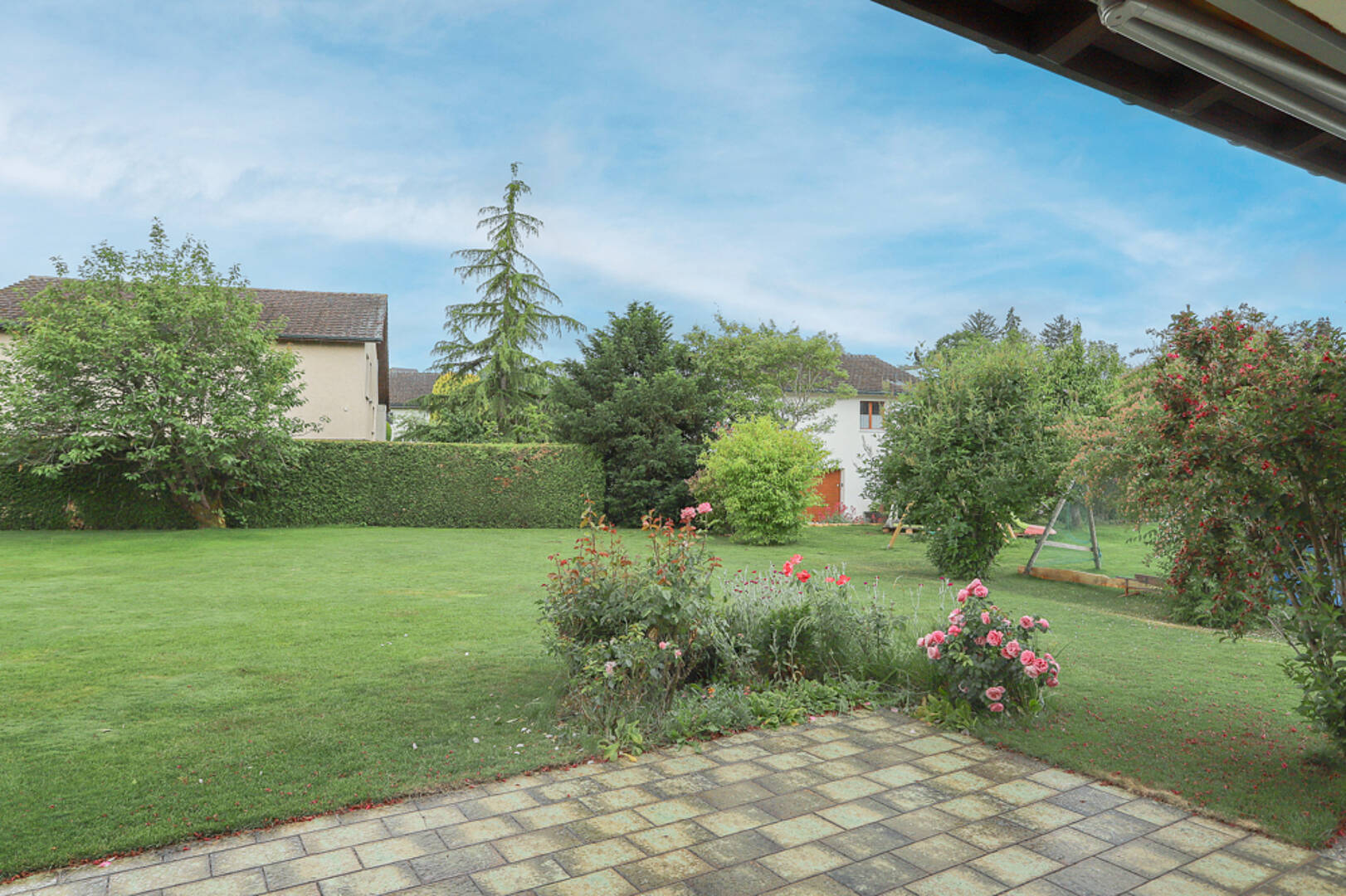 Großer Garten mit Terrasse