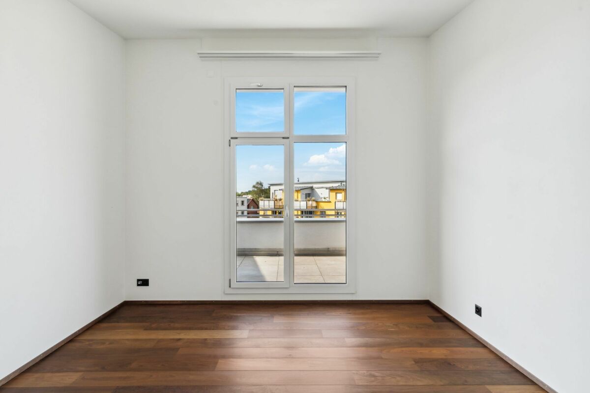 Leerer heller Raum mit Balkonblick