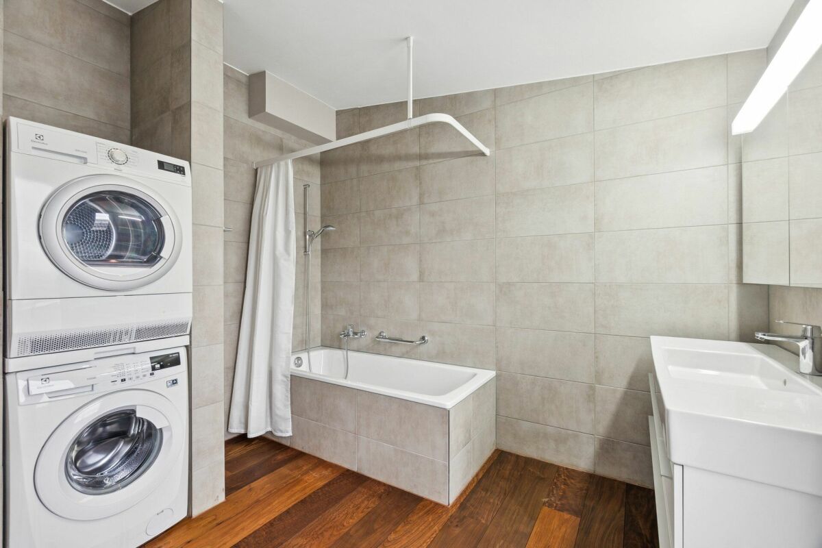 Modernes Badezimmer mit Waschturm