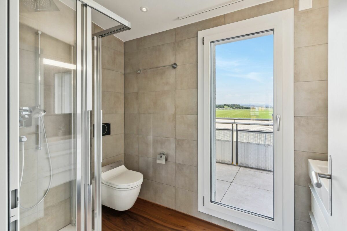 Modernes Badezimmer mit Balkonblick