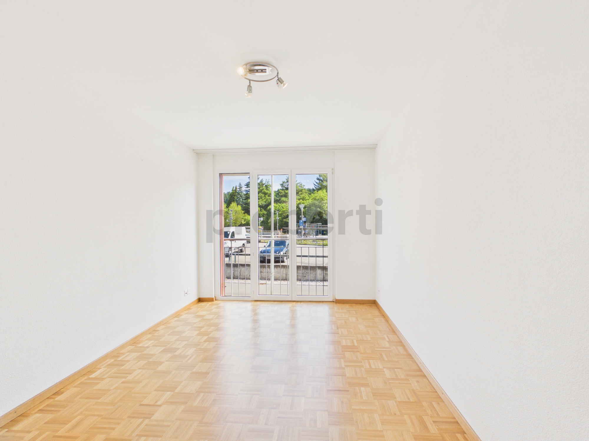 Leerer heller Raum mit Balkon-/Terrassentür