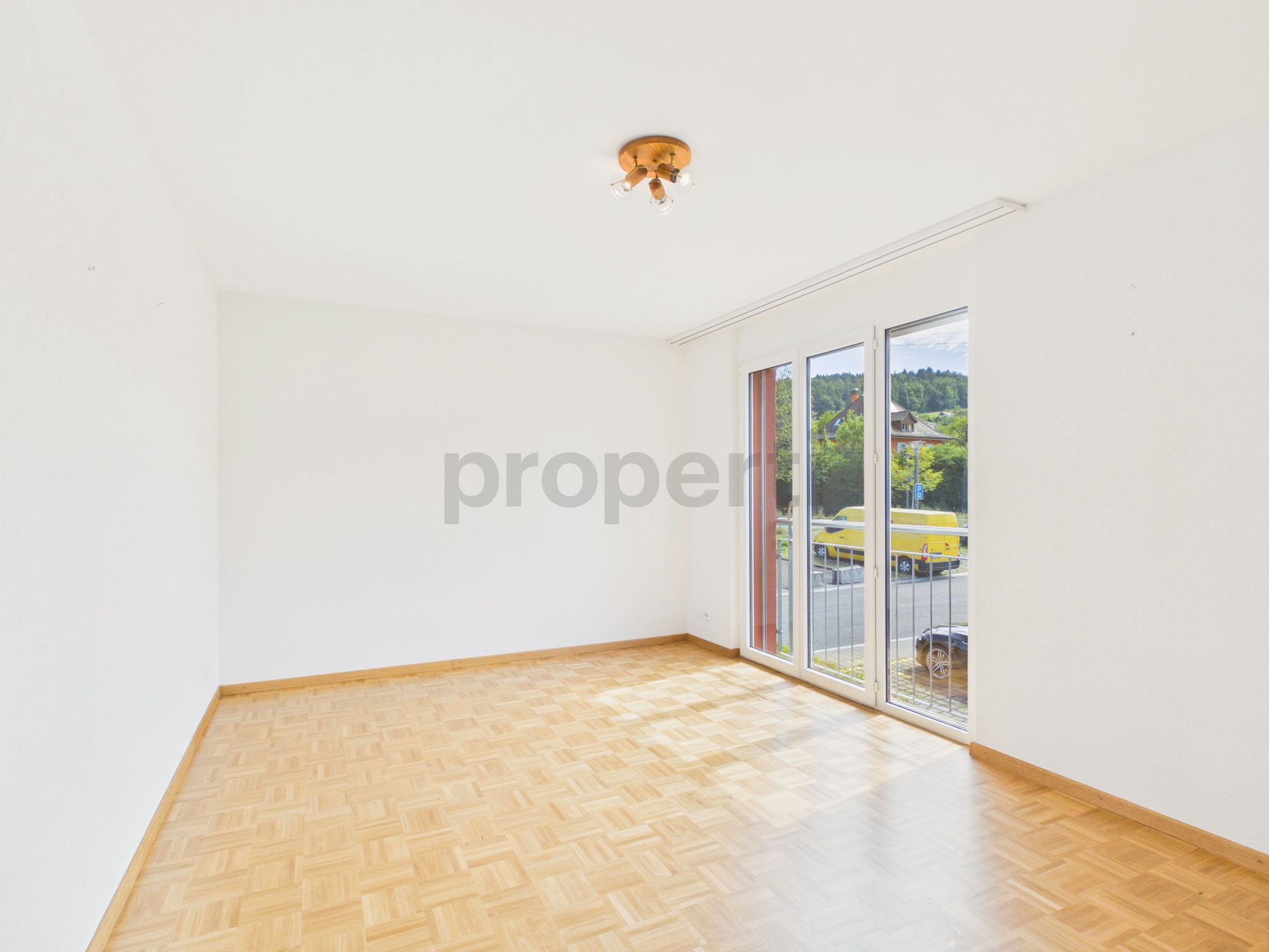Heller leerer Wohnraum mit Balkon- oder Terrassentür