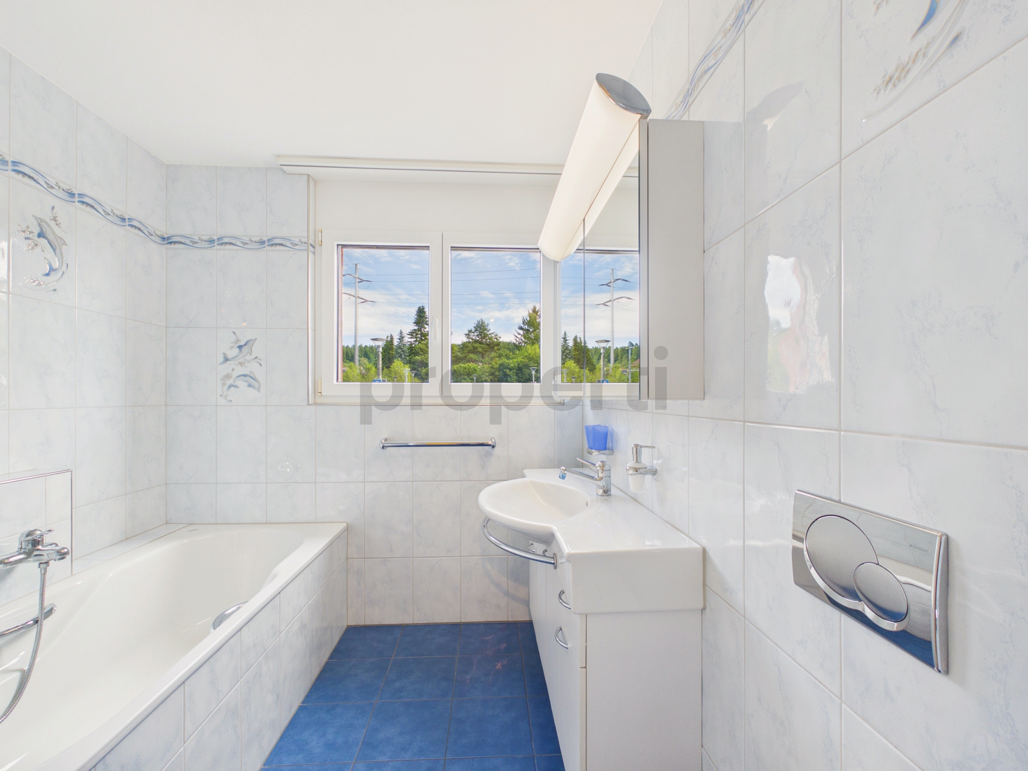 Modernes Badezimmer mit Badewanne und Fenster