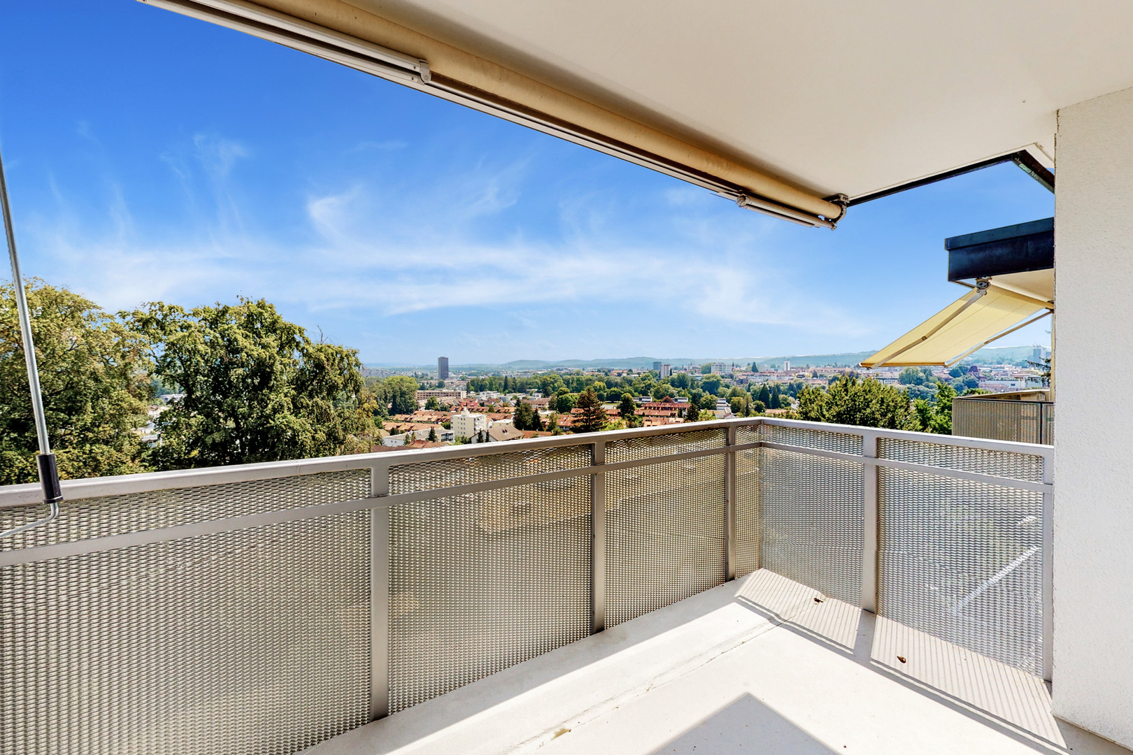 Balkon mit Weitblick über die Stadt