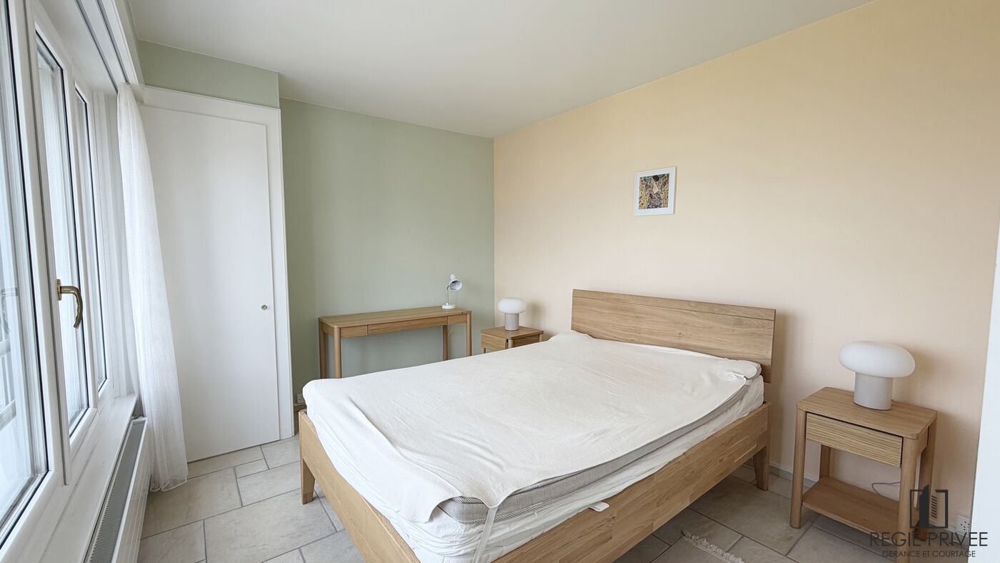 Helles Schlafzimmer mit schlichtem Holzmobiliar