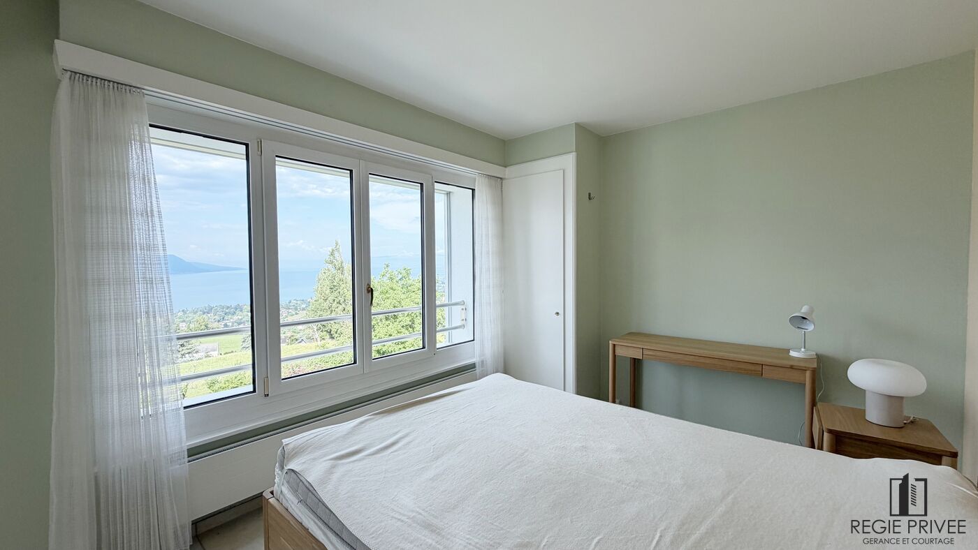 Helles Schlafzimmer mit Seeblick